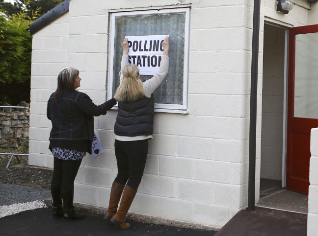 Άνοιξαν τα εκλογικά κέντρα στη Βρετανία
