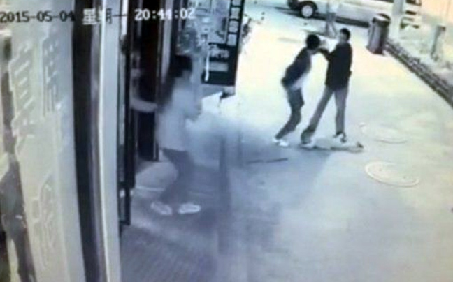 Επιτέθηκε σε 3χρονο πατώντας τον στο κεφάλι!