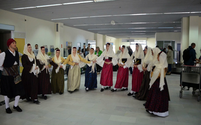 Υποδέχτηκαν τους τουρίστες με χορούς και ούζα