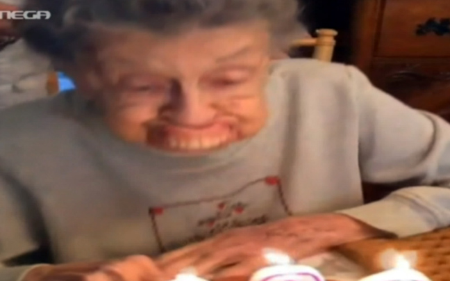 Το «ατύχημα» της γιαγιάς μπροστά στην τούρτα γενεθλίων