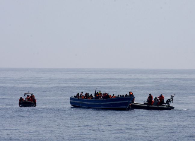 Σε εξέλιξη επιχείρηση νότια των Χανίων σε σκάφος με μετανάστες