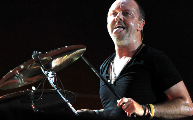 Ο ντράμερ των Metallica με ένα εσώρουχο που σηκώνει κουβέντα