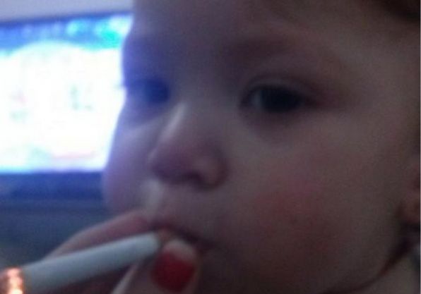 Ασυνείδητη γυναίκα φωτογράφισε μωρό με τσιγάρο στο στόμα