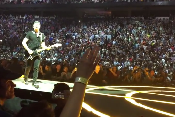 Η απίστευτη τούμπα του Edge των U2 από τη σκηνή