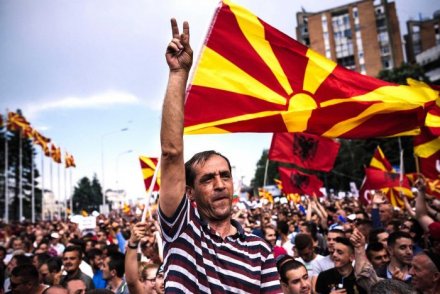 Ένταση στο Βελιγράδι για μία πινακίδα που αναγράφει τη FYROM ως πΓΔΜ