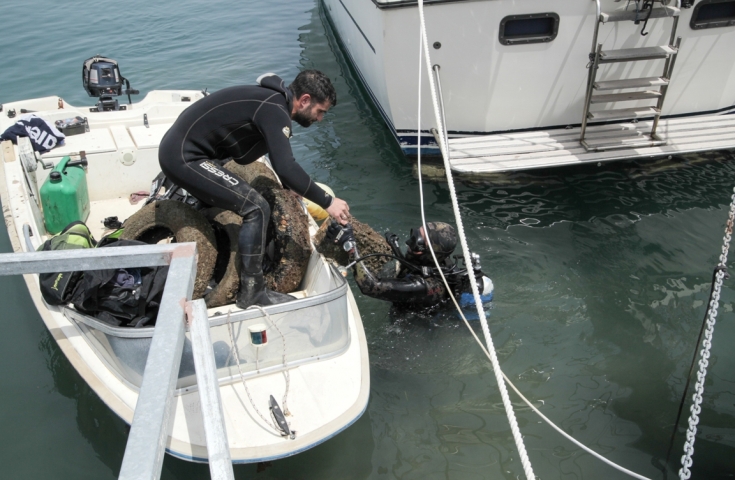 Μάζεψαν μισό τόνο μπαταρίες από τη μαρίνα της Πάτρας