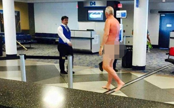 Γυμνή διαμαρτυρία στο αεροδρόμιο