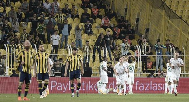 Πέταξαν μαχαίρι στο Φενέρ – Μπούρσασπορ