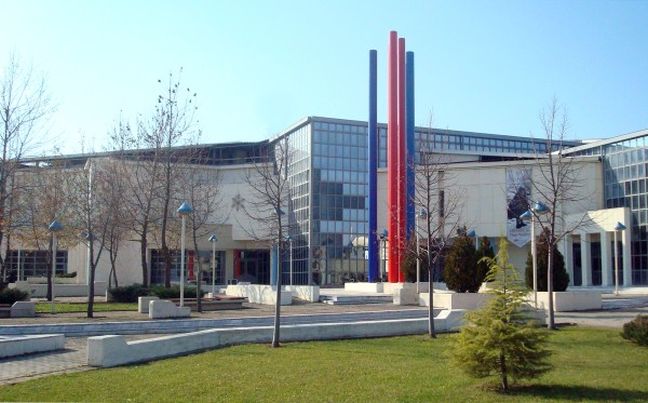 Ύπνος αγκαλιά με την τέχνη