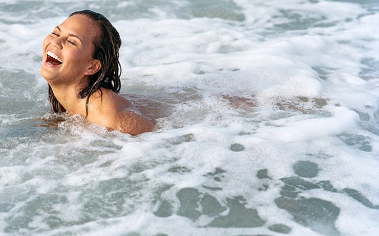 Στον αφρό της θάλασσας η Chrissy Teigen