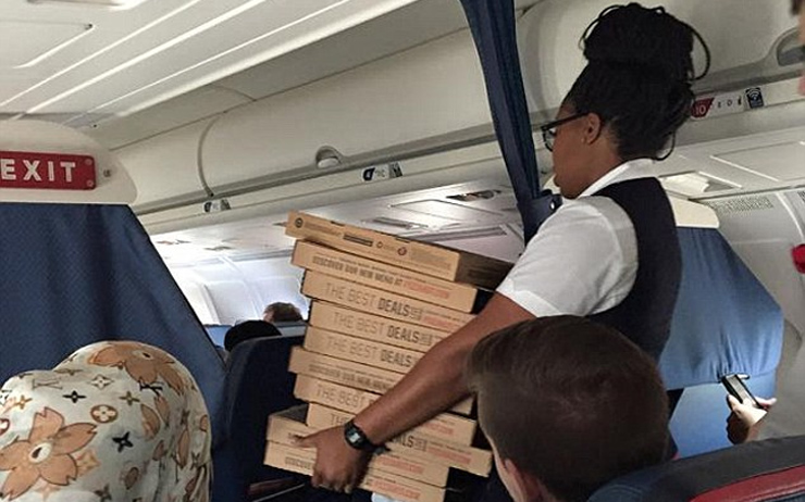 Πιλότος παρήγγειλε πίτσα για να&#8230; παρηγορήσει τους επιβάτες!