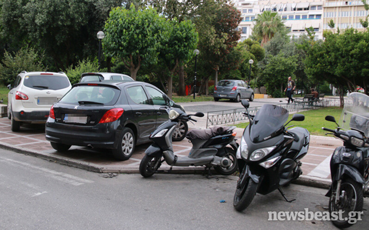 Απροσπέλαστα τα πεζοδρόμια στην Αθήνα