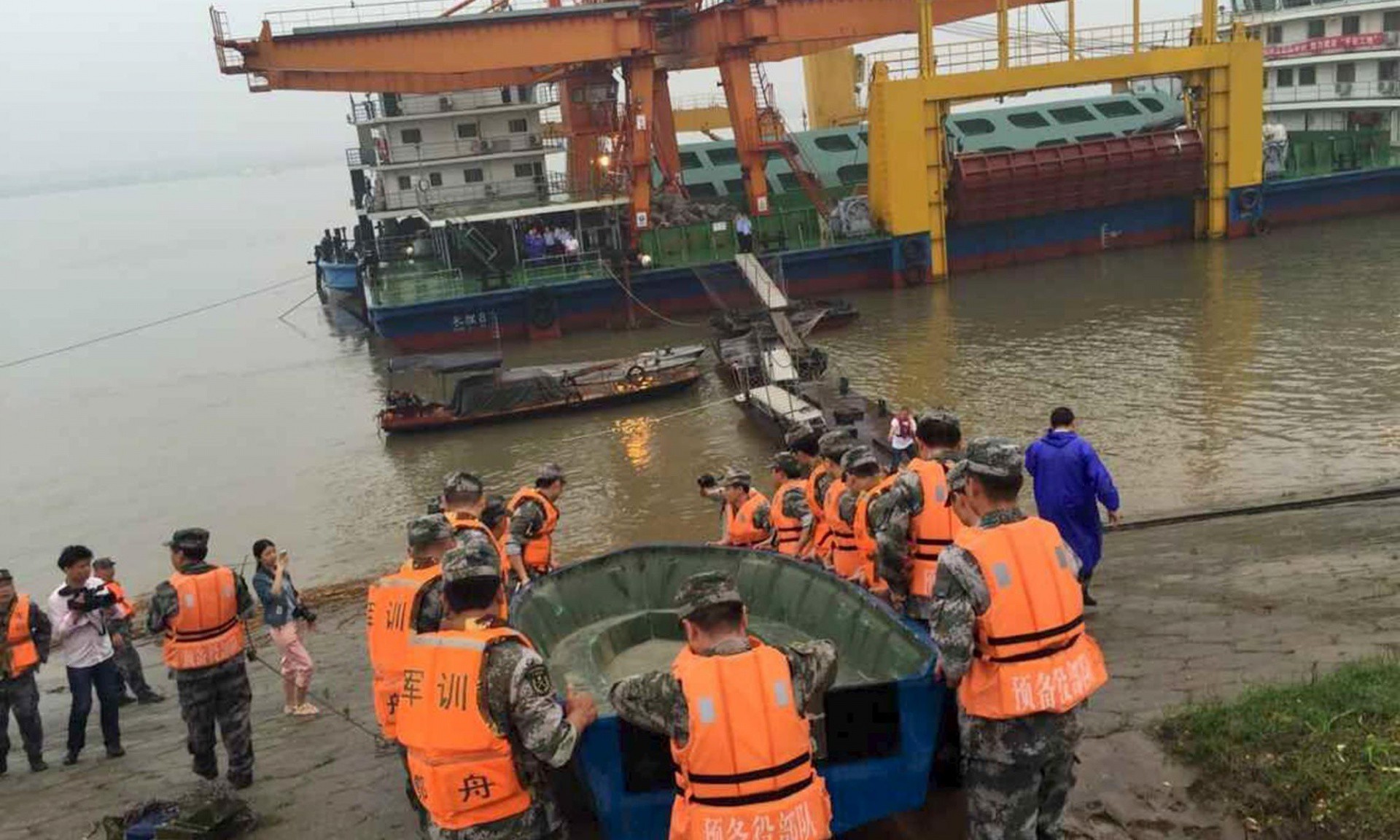 Μάχη με τον χρόνο δίνουν τα συνεργεία διάσωσης για το ναυάγιο στην Κίνα