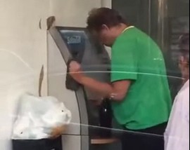 Ένας μεθυσμένος στο ATM