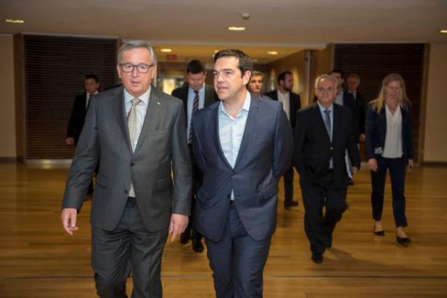 Politico: Η ελληνική κρίση ενισχύει το ρόλο του Γιούνκερ