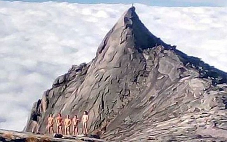 Προφυλακίστηκαν γιατί φωτογραφήθηκαν γυμνοί σε ιερό βουνό