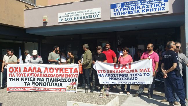 «Μπλόκο» στις εφορίες σε Ηράκλειο και Χανιά