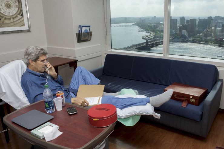 Ο Τζον Κέρι με τις πιτζάμες και τις κάλτσες του