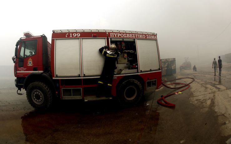 Υπό έλεγχο η πυρκαγιά σε εργοστάσιο στην Αθηνών-Θηβών
