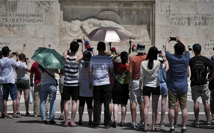WSJ: Οι τουρίστες επιστρέφουν μαζικά στην Ελλάδα