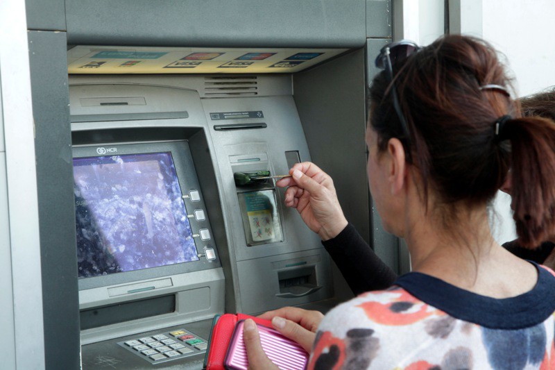 Συνεχίζονται οι ουρές στα ATM