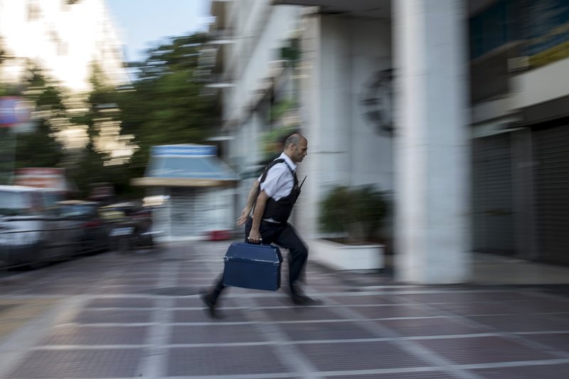 Έστησαν καρτέρι με καλάσνικοφ στη χρηματαποστολή μέρα μεσημέρι