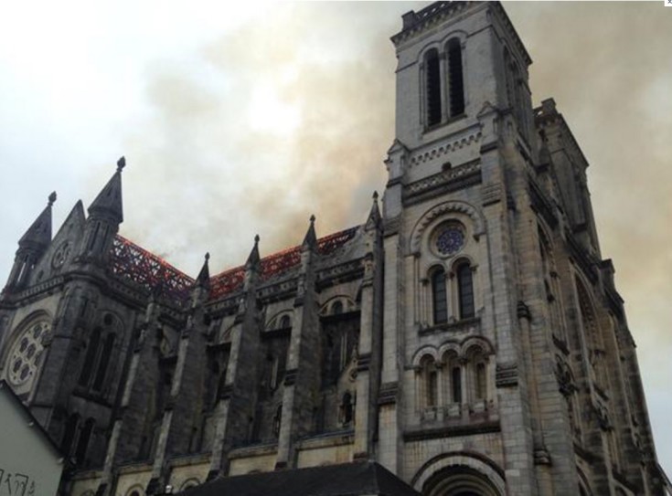 Στις φλόγες ναός του 19ου αιώνα στη Γαλλία