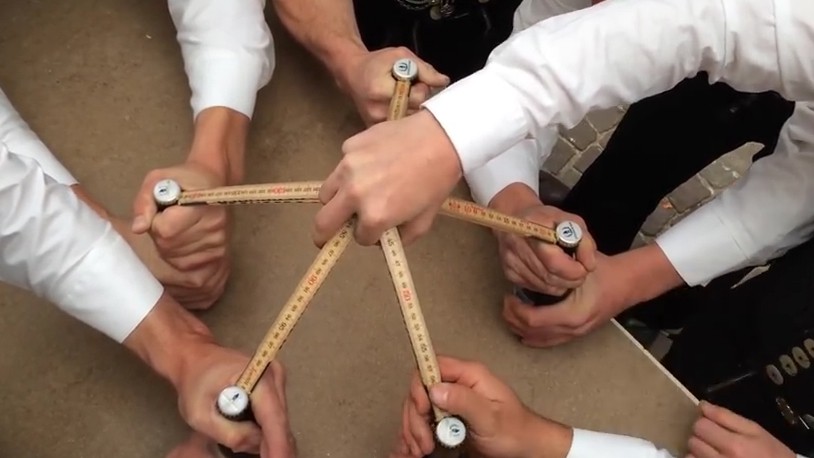 Πώς ανοίγεις πέντε μπίρες ταυτόχρονα