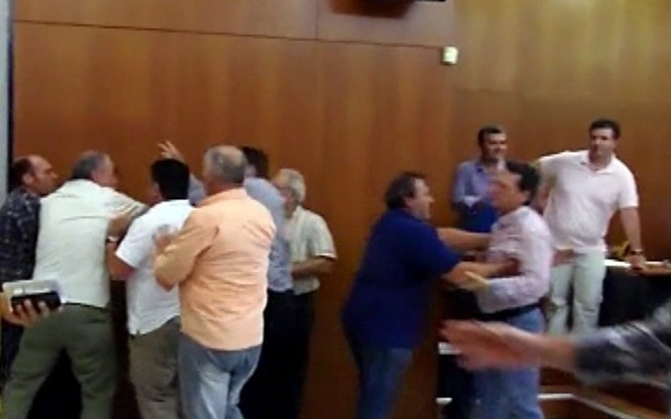 Μετέτρεψαν σε ρινγκ το δημαρχείο Αχαρνών