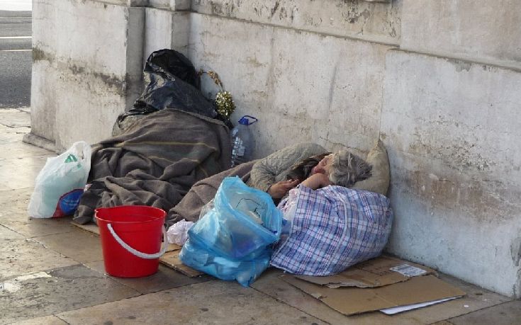 Εξεύρεση στέγης για αστέγους ζητούν 35 βουλευτές του ΣΥΡΙΖΑ