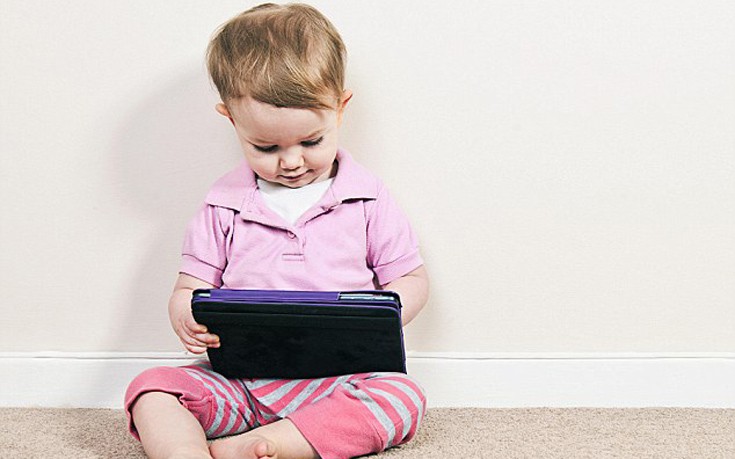 Επιστήμονες προτρέπουν τους γονείς να δίνουν στα μωρά… iPad