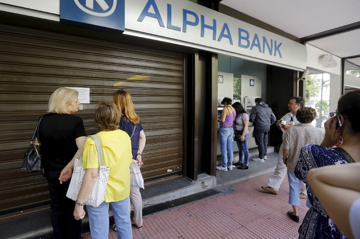 Όλο και περισσότεροι Έλληνες σηκώνουν τα λεφτά τους