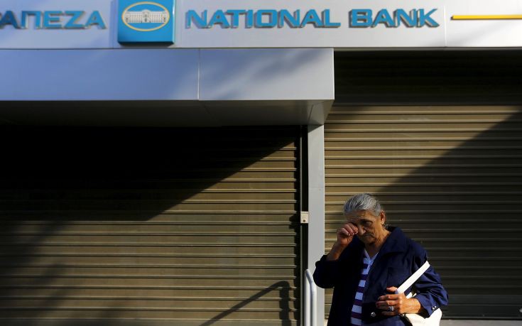 Reuters: Η Ελλάδα σε σοκ με κλειστές τράπεζες