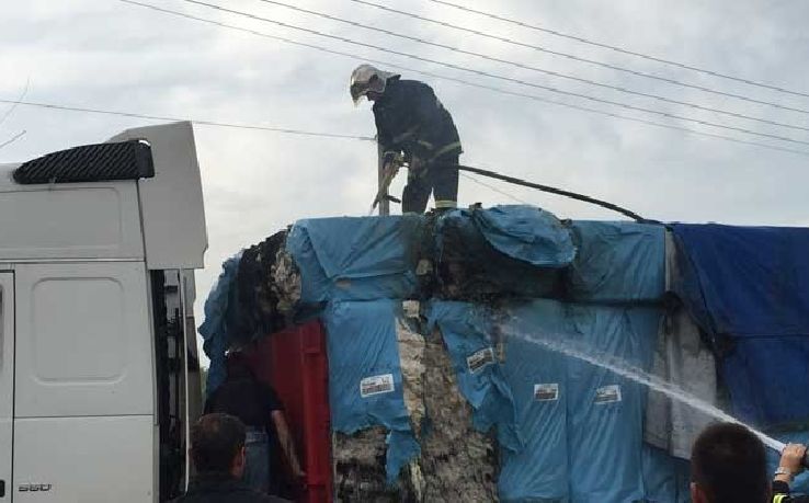 Νταλίκα τυλίχθηκε στις φλόγες στην Εγνατία οδό