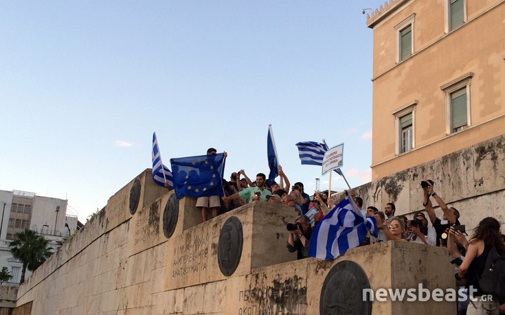 Χιλιάδες άνθρωποι ζήτησαν την παραμονή της χώρας στην Ευρώπη