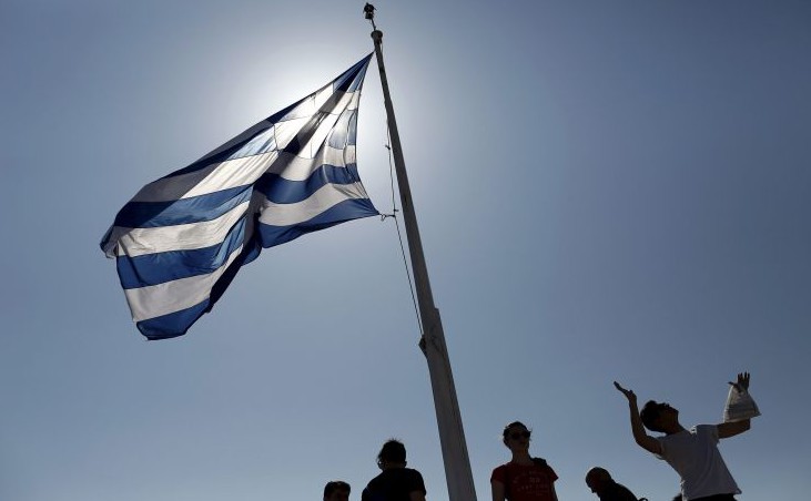 Η ελληνική σημαία ύστερα από πέντε μήνες διαπραγματεύσεων