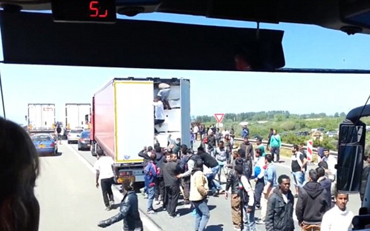 Μετανάστες «κυνηγούν» φορτηγό στο Καλαί
