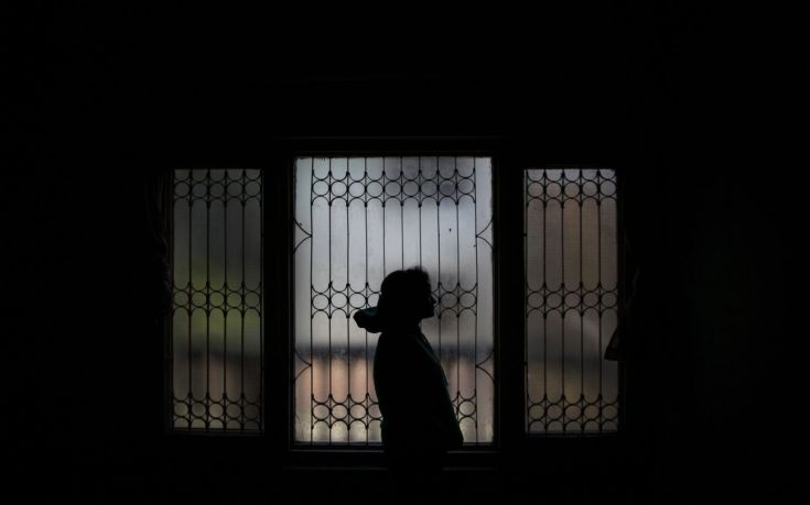 Μαθήτρια διαβάζει στο πεζοδρόμιο επειδή δεν έχει ρεύμα στο σπίτι