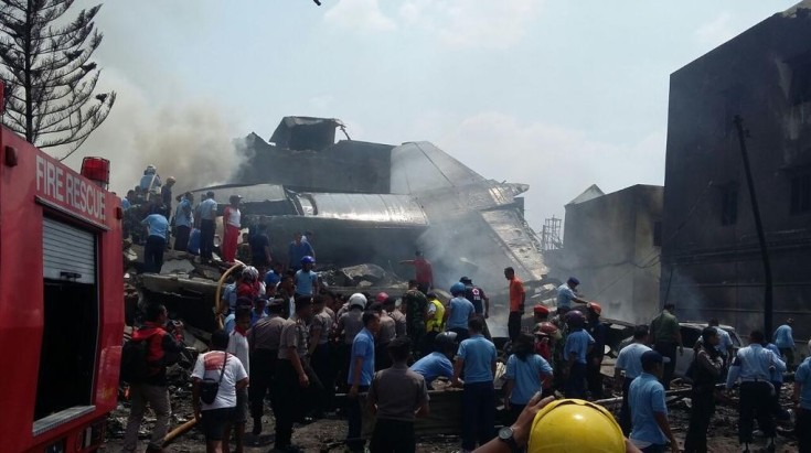 Στρατιωτικό αεροσκάφος συνετρίβη σε σπίτια στην Ινδονησία