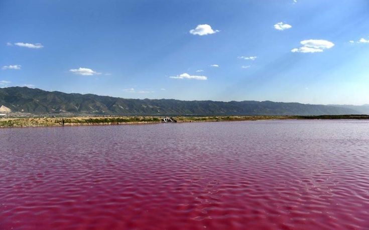 Η λίμνη βάφτηκε κόκκινη