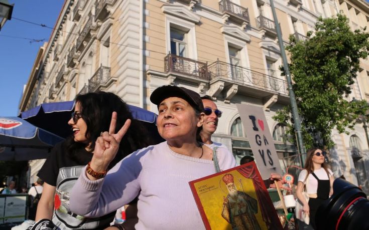 Η Ελένη Λουκά στο Athens Pride με μια εικόνα στο χέρι