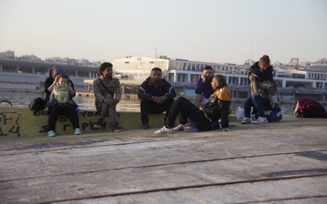 ÌåôáíÜóôåò áðïâéâÜæïíôáé áðü ôï ðëïßï Blue Star 1 óôï ëéìÜíé ôïõ ÐåéñáéÜ ôï ðñùß ôçò ÊõñéáêÞò 14 Éïõíßïõ 2015. Ìå ôï Ýêåôáêôï äñïìïëüãéï áëëÜ êáé ìå ôï ôáêôéêü äñïìïëüãéï ôçò ãñáììÞò ÌõôéëÞíç â ×ßïò - ÐåéñáéÜò ìåôáêéíÞèçêáí áðü ôç ÌõôéëÞíç óôïí ÐåéñáéÜ ðåñß ôïõò 2.000 ìåôáíÜóôåò êáé ðñüóöõãåò ïé ïðïßïé Þôáí åãêëùâéóìÝíïé ëüãù ôçò êáèõóôÝñçóçò ôùí áðáñáßôçôùí ãñáöåéïêñáôéêþí äéáäéêáóéþí óôï ëéìÜíé ôçò ÌõôéëÞíçò êáé óôá êÝíôñá õðïäï÷Þò êáé ðñïóùñéíÞò äéáìïíÞò óôï íçóß. (EUROKINISSI/ÃÉÙÑÃÏÓ ÊÏÍÔÁÑÉÍÇÓ)