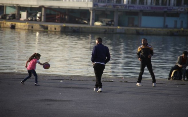 ÌåôáíÜóôåò áðïâéâÜæïíôáé áðü ôï ðëïßï Blue Star 1 óôï ëéìÜíé ôïõ ÐåéñáéÜ ôï ðñùß ôçò ÊõñéáêÞò 14 Éïõíßïõ 2015. Ìå ôï Ýêåôáêôï äñïìïëüãéï áëëÜ êáé ìå ôï ôáêôéêü äñïìïëüãéï ôçò ãñáììÞò ÌõôéëÞíç â ×ßïò - ÐåéñáéÜò ìåôáêéíÞèçêáí áðü ôç ÌõôéëÞíç óôïí ÐåéñáéÜ ðåñß ôïõò 2.000 ìåôáíÜóôåò êáé ðñüóöõãåò ïé ïðïßïé Þôáí åãêëùâéóìÝíïé ëüãù ôçò êáèõóôÝñçóçò ôùí áðáñáßôçôùí ãñáöåéïêñáôéêþí äéáäéêáóéþí óôï ëéìÜíé ôçò ÌõôéëÞíçò êáé óôá êÝíôñá õðïäï÷Þò êáé ðñïóùñéíÞò äéáìïíÞò óôï íçóß. (EUROKINISSI/ÃÉÙÑÃÏÓ ÊÏÍÔÁÑÉÍÇÓ)