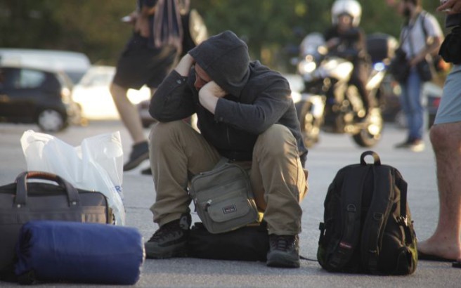 ÌåôáíÜóôåò áðïâéâÜæïíôáé áðü ôï ðëïßï Blue Star 1 óôï ëéìÜíé ôïõ ÐåéñáéÜ ôï ðñùß ôçò ÊõñéáêÞò 14 Éïõíßïõ 2015. Ìå ôï Ýêåôáêôï äñïìïëüãéï áëëÜ êáé ìå ôï ôáêôéêü äñïìïëüãéï ôçò ãñáììÞò ÌõôéëÞíç â ×ßïò - ÐåéñáéÜò ìåôáêéíÞèçêáí áðü ôç ÌõôéëÞíç óôïí ÐåéñáéÜ ðåñß ôïõò 2.000 ìåôáíÜóôåò êáé ðñüóöõãåò ïé ïðïßïé Þôáí åãêëùâéóìÝíïé ëüãù ôçò êáèõóôÝñçóçò ôùí áðáñáßôçôùí ãñáöåéïêñáôéêþí äéáäéêáóéþí óôï ëéìÜíé ôçò ÌõôéëÞíçò êáé óôá êÝíôñá õðïäï÷Þò êáé ðñïóùñéíÞò äéáìïíÞò óôï íçóß. (EUROKINISSI/ÃÉÙÑÃÏÓ ÊÏÍÔÁÑÉÍÇÓ)