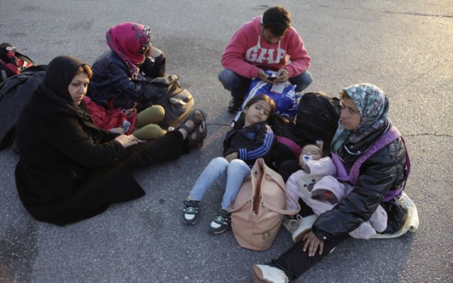 ÌåôáíÜóôåò áðïâéâÜæïíôáé áðü ôï ðëïßï Blue Star 1 óôï ëéìÜíé ôïõ ÐåéñáéÜ ôï ðñùß ôçò ÊõñéáêÞò 14 Éïõíßïõ 2015. Ìå ôï Ýêåôáêôï äñïìïëüãéï áëëÜ êáé ìå ôï ôáêôéêü äñïìïëüãéï ôçò ãñáììÞò ÌõôéëÞíç â ×ßïò - ÐåéñáéÜò ìåôáêéíÞèçêáí áðü ôç ÌõôéëÞíç óôïí ÐåéñáéÜ ðåñß ôïõò 2.000 ìåôáíÜóôåò êáé ðñüóöõãåò ïé ïðïßïé Þôáí åãêëùâéóìÝíïé ëüãù ôçò êáèõóôÝñçóçò ôùí áðáñáßôçôùí ãñáöåéïêñáôéêþí äéáäéêáóéþí óôï ëéìÜíé ôçò ÌõôéëÞíçò êáé óôá êÝíôñá õðïäï÷Þò êáé ðñïóùñéíÞò äéáìïíÞò óôï íçóß. (EUROKINISSI/ÃÉÙÑÃÏÓ ÊÏÍÔÁÑÉÍÇÓ)