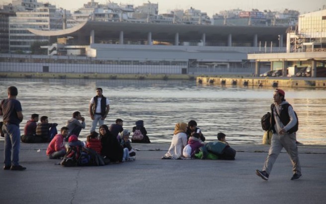 ÌåôáíÜóôåò áðïâéâÜæïíôáé áðü ôï ðëïßï Blue Star 1 óôï ëéìÜíé ôïõ ÐåéñáéÜ ôï ðñùß ôçò ÊõñéáêÞò 14 Éïõíßïõ 2015. Ìå ôï Ýêåôáêôï äñïìïëüãéï áëëÜ êáé ìå ôï ôáêôéêü äñïìïëüãéï ôçò ãñáììÞò ÌõôéëÞíç â ×ßïò - ÐåéñáéÜò ìåôáêéíÞèçêáí áðü ôç ÌõôéëÞíç óôïí ÐåéñáéÜ ðåñß ôïõò 2.000 ìåôáíÜóôåò êáé ðñüóöõãåò ïé ïðïßïé Þôáí åãêëùâéóìÝíïé ëüãù ôçò êáèõóôÝñçóçò ôùí áðáñáßôçôùí ãñáöåéïêñáôéêþí äéáäéêáóéþí óôï ëéìÜíé ôçò ÌõôéëÞíçò êáé óôá êÝíôñá õðïäï÷Þò êáé ðñïóùñéíÞò äéáìïíÞò óôï íçóß. (EUROKINISSI/ÃÉÙÑÃÏÓ ÊÏÍÔÁÑÉÍÇÓ)