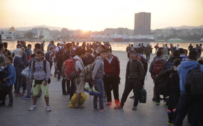 ÌåôáíÜóôåò áðïâéâÜæïíôáé áðü ôï ðëïßï Blue Star 1 óôï ëéìÜíé ôïõ ÐåéñáéÜ ôï ðñùß ôçò ÊõñéáêÞò 14 Éïõíßïõ 2015. Ìå ôï Ýêåôáêôï äñïìïëüãéï áëëÜ êáé ìå ôï ôáêôéêü äñïìïëüãéï ôçò ãñáììÞò ÌõôéëÞíç â ×ßïò - ÐåéñáéÜò ìåôáêéíÞèçêáí áðü ôç ÌõôéëÞíç óôïí ÐåéñáéÜ ðåñß ôïõò 2.000 ìåôáíÜóôåò êáé ðñüóöõãåò ïé ïðïßïé Þôáí åãêëùâéóìÝíïé ëüãù ôçò êáèõóôÝñçóçò ôùí áðáñáßôçôùí ãñáöåéïêñáôéêþí äéáäéêáóéþí óôï ëéìÜíé ôçò ÌõôéëÞíçò êáé óôá êÝíôñá õðïäï÷Þò êáé ðñïóùñéíÞò äéáìïíÞò óôï íçóß. (EUROKINISSI/ÃÉÙÑÃÏÓ ÊÏÍÔÁÑÉÍÇÓ)