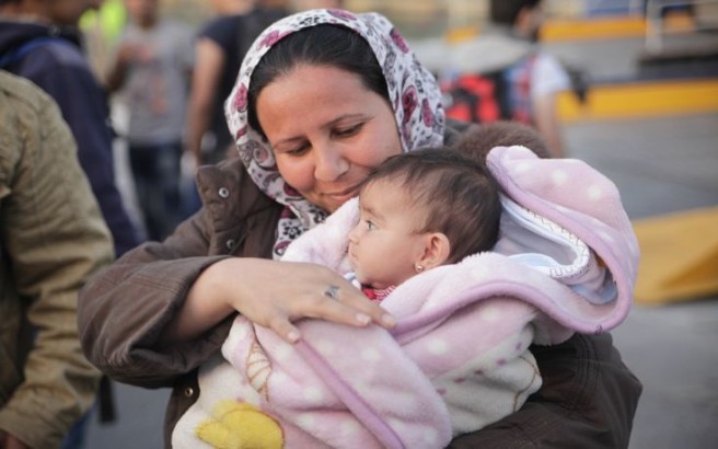 ÌåôáíÜóôåò áðïâéâÜæïíôáé áðü ôï ðëïßï Blue Star 1 óôï ëéìÜíé ôïõ ÐåéñáéÜ ôï ðñùß ôçò ÊõñéáêÞò 14 Éïõíßïõ 2015. Ìå ôï Ýêåôáêôï äñïìïëüãéï áëëÜ êáé ìå ôï ôáêôéêü äñïìïëüãéï ôçò ãñáììÞò ÌõôéëÞíç â ×ßïò - ÐåéñáéÜò ìåôáêéíÞèçêáí áðü ôç ÌõôéëÞíç óôïí ÐåéñáéÜ ðåñß ôïõò 2.000 ìåôáíÜóôåò êáé ðñüóöõãåò ïé ïðïßïé Þôáí åãêëùâéóìÝíïé ëüãù ôçò êáèõóôÝñçóçò ôùí áðáñáßôçôùí ãñáöåéïêñáôéêþí äéáäéêáóéþí óôï ëéìÜíé ôçò ÌõôéëÞíçò êáé óôá êÝíôñá õðïäï÷Þò êáé ðñïóùñéíÞò äéáìïíÞò óôï íçóß. (EUROKINISSI/ÃÉÙÑÃÏÓ ÊÏÍÔÁÑÉÍÇÓ)