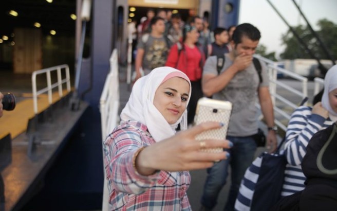 ÌåôáíÜóôåò áðïâéâÜæïíôáé áðü ôï ðëïßï Blue Star 1 óôï ëéìÜíé ôïõ ÐåéñáéÜ ôï ðñùß ôçò ÊõñéáêÞò 14 Éïõíßïõ 2015. Ìå ôï Ýêåôáêôï äñïìïëüãéï áëëÜ êáé ìå ôï ôáêôéêü äñïìïëüãéï ôçò ãñáììÞò ÌõôéëÞíç â ×ßïò - ÐåéñáéÜò ìåôáêéíÞèçêáí áðü ôç ÌõôéëÞíç óôïí ÐåéñáéÜ ðåñß ôïõò 2.000 ìåôáíÜóôåò êáé ðñüóöõãåò ïé ïðïßïé Þôáí åãêëùâéóìÝíïé ëüãù ôçò êáèõóôÝñçóçò ôùí áðáñáßôçôùí ãñáöåéïêñáôéêþí äéáäéêáóéþí óôï ëéìÜíé ôçò ÌõôéëÞíçò êáé óôá êÝíôñá õðïäï÷Þò êáé ðñïóùñéíÞò äéáìïíÞò óôï íçóß. (EUROKINISSI/ÃÉÙÑÃÏÓ ÊÏÍÔÁÑÉÍÇÓ)