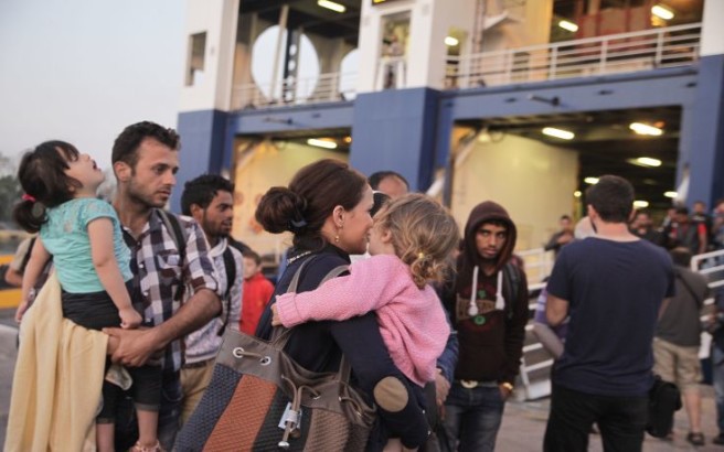 ÌåôáíÜóôåò áðïâéâÜæïíôáé áðü ôï ðëïßï Blue Star 1 óôï ëéìÜíé ôïõ ÐåéñáéÜ ôï ðñùß ôçò ÊõñéáêÞò 14 Éïõíßïõ 2015. Ìå ôï Ýêåôáêôï äñïìïëüãéï áëëÜ êáé ìå ôï ôáêôéêü äñïìïëüãéï ôçò ãñáììÞò ÌõôéëÞíç â ×ßïò - ÐåéñáéÜò ìåôáêéíÞèçêáí áðü ôç ÌõôéëÞíç óôïí ÐåéñáéÜ ðåñß ôïõò 2.000 ìåôáíÜóôåò êáé ðñüóöõãåò ïé ïðïßïé Þôáí åãêëùâéóìÝíïé ëüãù ôçò êáèõóôÝñçóçò ôùí áðáñáßôçôùí ãñáöåéïêñáôéêþí äéáäéêáóéþí óôï ëéìÜíé ôçò ÌõôéëÞíçò êáé óôá êÝíôñá õðïäï÷Þò êáé ðñïóùñéíÞò äéáìïíÞò óôï íçóß. (EUROKINISSI/ÃÉÙÑÃÏÓ ÊÏÍÔÁÑÉÍÇÓ)